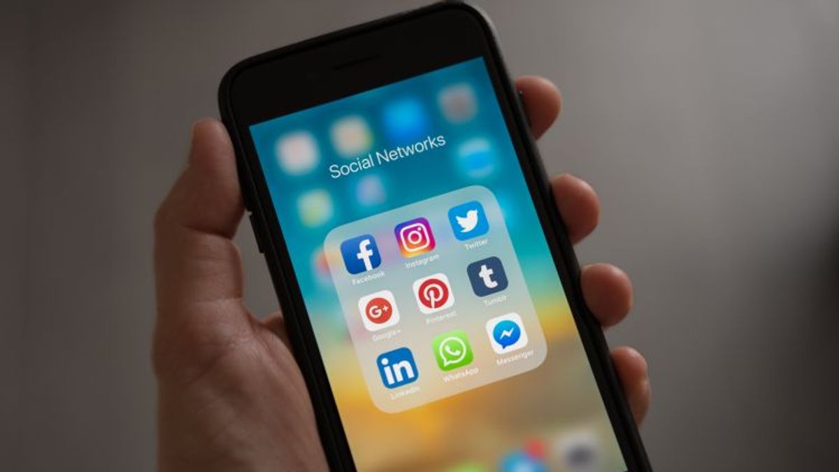 how to a add a link to facebook story