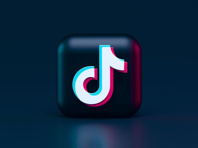when i follow someone on tiktok it automatically unfollow