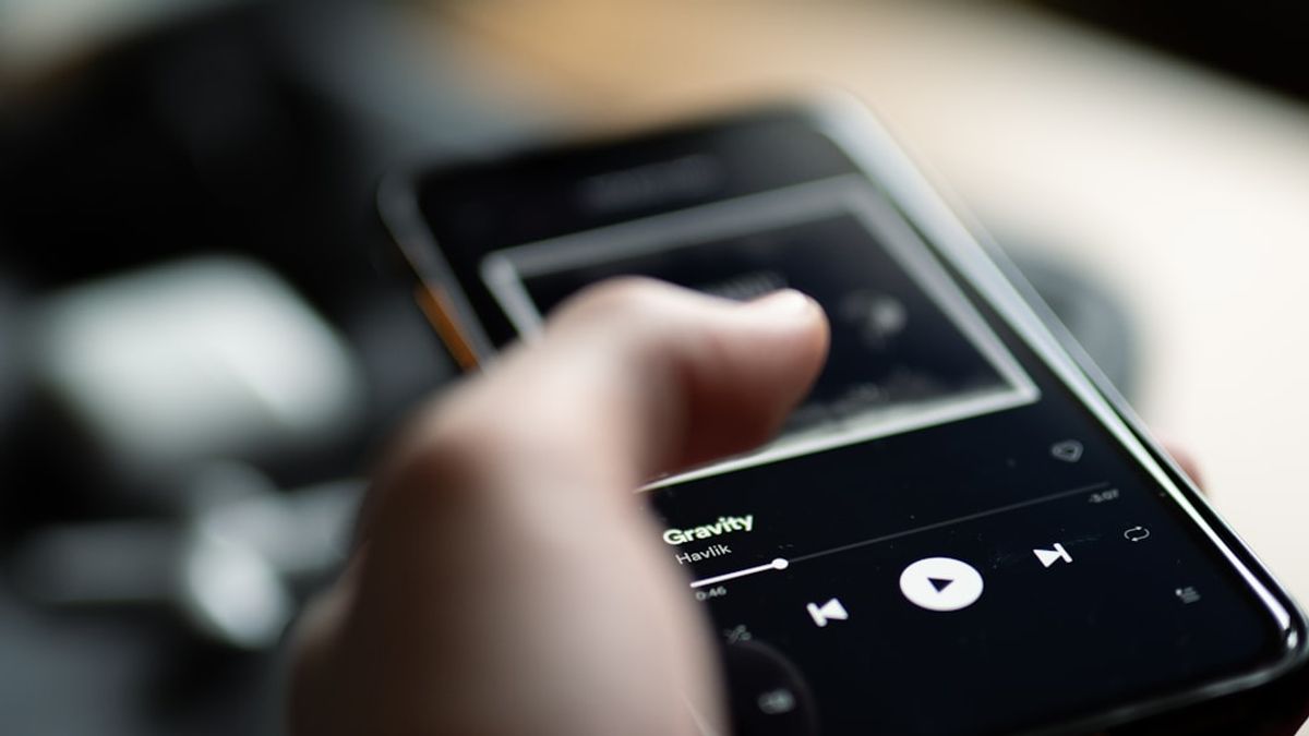 how to invite someone to spotify duo